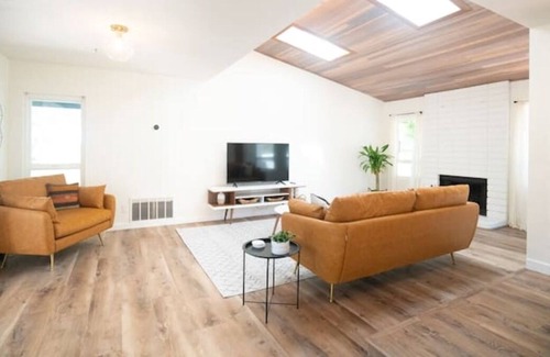 Fire Mountain House | NEW Fresh & Bright Oceanside Retreat, Close to All