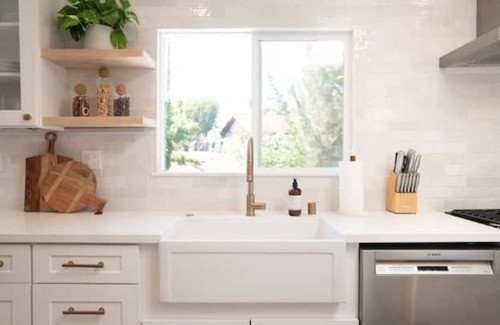 Fire Mountain House | NEW Fresh & Bright Oceanside Retreat, Close to All