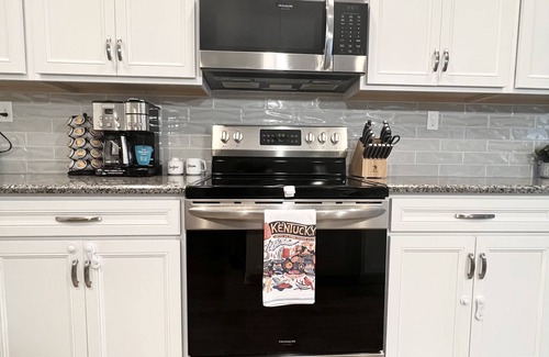 Masterson Station House | NEW! Freshly Furnished 4 Bedroom Sweet Kentucky Home in the heart of Lexington.