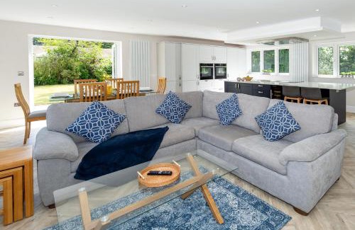 St Leonards House | NEW! Gorgeous & Huge 5 bedroom home with Parking & Garden - Excellent Location!