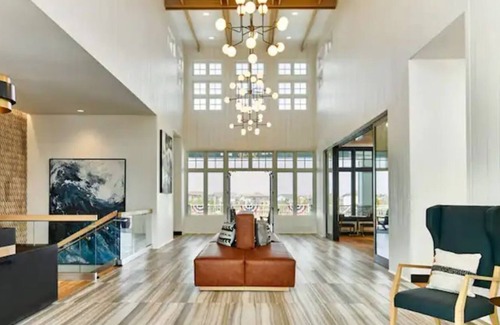 Aurora House | NEW Guest Suite with Lake, Pool, and Gym Access!