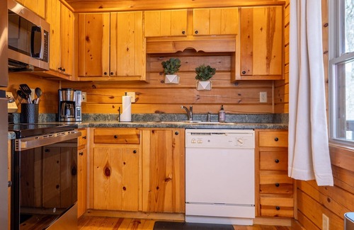 West Jefferson House | New! Hand-Stacked Log Cabin TH | Mountain Views | Short Walk to Downtown WJ