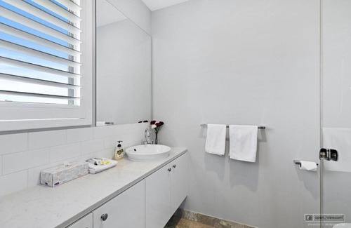Banksia Beach House | New Haven - Eiffel Tower Suite