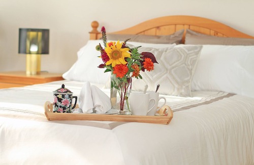 Okanagan-Similkameen House | NEW Heart of Wine Country Acreage. Private, Spacious, Clean. Ideal Okanagan Stay