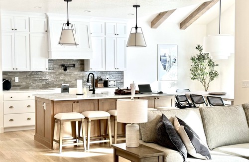 Heber House | New Heber home near Park City. 7brm/5.5ba with hot tub, pickleball, sleeps 18.