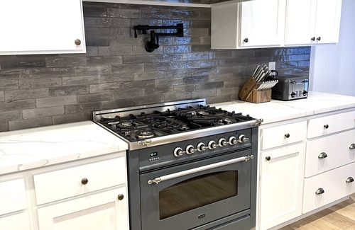 Heber House | New Heber home near Park City. 7brm/5.5ba with hot tub, pickleball, sleeps 18.