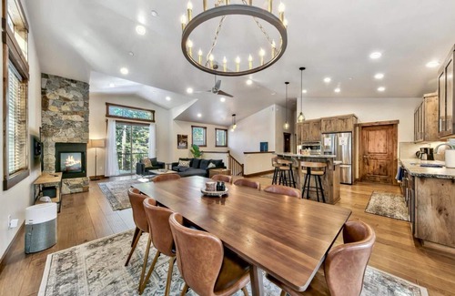 Country Club Estates Cabin | New High-End Home, Air Conditioning, Hot Tub, Games, Fireplace, Free EV Charger, Bunk Beds