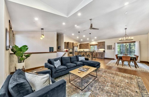 Country Club Estates Cabin | New High-End Home, Air Conditioning, Hot Tub, Games, Fireplace, Free EV Charger, Bunk Beds