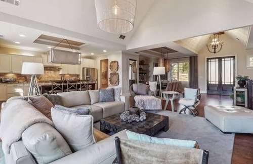 Big Canoe House | New!! High Lux Entertainment Big Canoe Home w Game Rooms/Greenbelt w Paths/hike