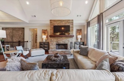 Big Canoe House | New!! High Lux Entertainment Big Canoe Home w Game Rooms/Greenbelt w Paths/hike