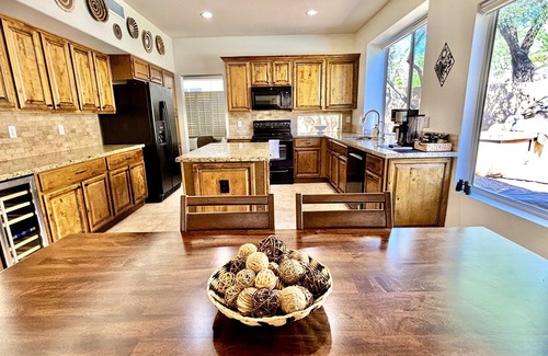 Foothills House | NEW! Hillside 5Bdrm Home, Heated Pool, King Beds, Pool Table, BBQ, Self Check-in