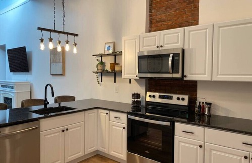 California Apartment | New! Historic and Renovated 3BR Riverside Suite