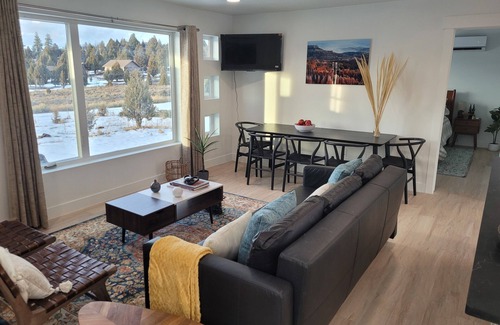 Alton House | New Home Between Zion & Bryce Secluded Patio Oasis Firepit Hammocks EV RV