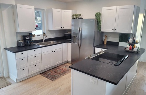 Alton House | New Home Between Zion & Bryce Secluded Patio Oasis Firepit Hammocks EV RV