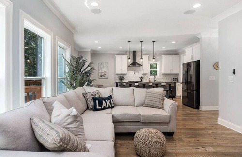 Winchester House | New Home, Dock, Home Theatre, Hot Tub, Fire Pit, Kayaks