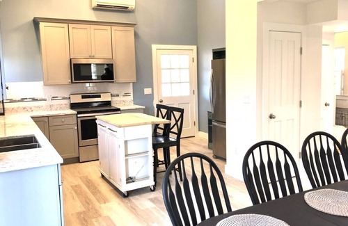 Oak Bluffs House | New Home in Oak Bluffs 5 min. walk to Circuit Ave & 10 min walk to Inkwell Beach