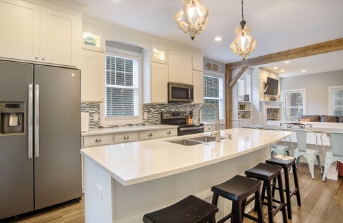 South Haven House | New Home with swim spa, theatre & game room. 1 block to town & close to beach.