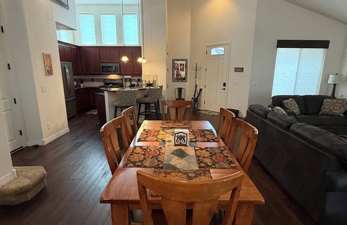 Flagstaff House | NEW! HOT TUB/BBQ/Games/Park in the prestigious Presidio Pines!