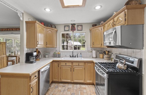 Enchanted Oaks House | New Hot Tub! Beautiful 1.6 Acre Lake House on Secluded Cove