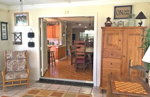 Enchanted Oaks House | New Hot Tub! Beautiful 1.6 Acre Lake House on Secluded Cove