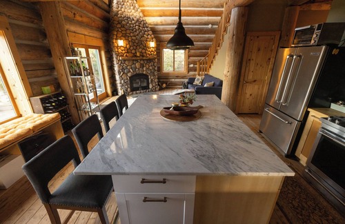 The Dalles Cabin | NEW HOT TUB! Mosier Log Cabin, Mt Adams View, Great Peaceful location!