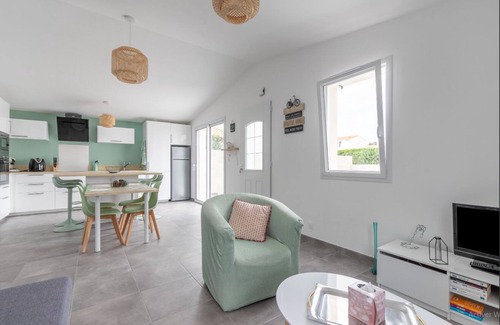 Barbatre House | new house located near the pine forest