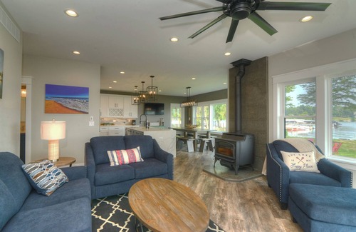 Delavan Lake House | New house, sleeps 15, 5 car parking. Separate building with bar. Pets welcome!