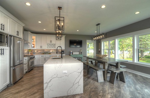 Delavan Lake House | New house, sleeps 15, 5 car parking. Separate building with bar. Pets welcome!