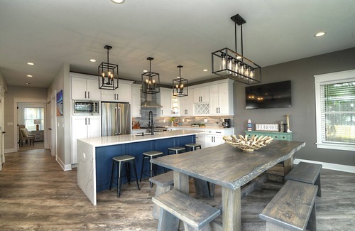 Delavan Lake House | New house, sleeps 15, 5 car parking. Separate building with bar. Pets welcome!