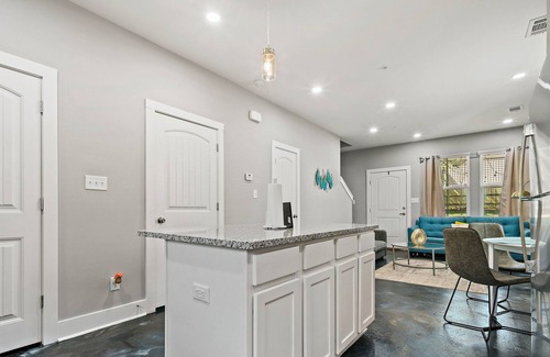 Mobile House | NEW KING BED 2Bedroom Cottage Close to USA CAMPUS!