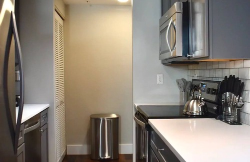 Downtown West Apartment | New! King Bed Top Floor Suite Near Busch Stadium