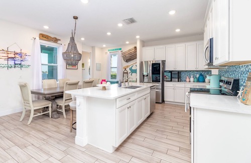 West Kissimmee Cottage | NEW La Vida Margarita 8BD Pool/Spa Cottage w/Water Views Margaritaville Resort