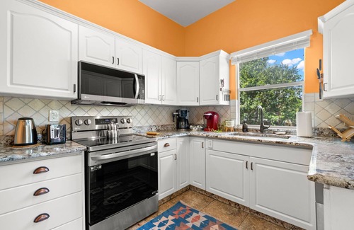 Dixieland House | NEW! Lakeland Landing | Cute Bungalow by Downtown