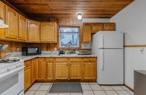 Shingletown House | New Lassen Red Barn – Hot Tub, Arcade, & So Cozy!