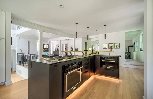 Palo Park House | NEW LISTING 4 private suites+bonus 5th bedroom! Hot Tub on 3/4 acre. Family+Pets