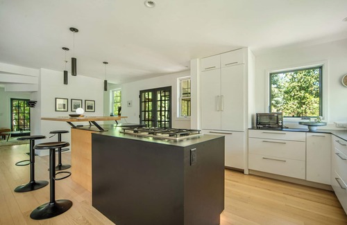 Palo Park House | NEW LISTING 4 private suites+bonus 5th bedroom! Hot Tub on 3/4 acre. Family+Pets