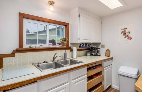 Florence House | New Listing! Adorable remodeled cottage, hot tub, gas grill, walk to restaurants and shopping