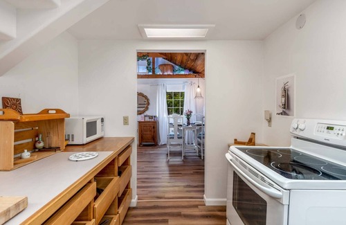 Florence House | New Listing! Adorable remodeled cottage, hot tub, gas grill, walk to restaurants and shopping
