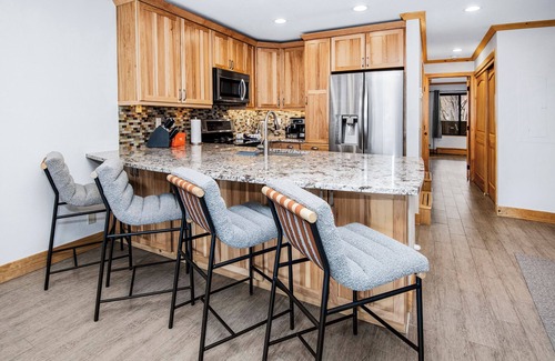 Avon Condo | New Listing! Avon Stay | Gondola Access | Nottingham Lake & River Trail