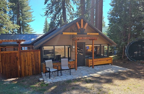 Westwood House | New Listing - Cozy Lakefront Retreat - 3 bed, 1 bath, bonus room with queen bed