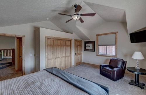 Lead Ski Chalet | NEW LISTING! Homesteak 3 BR Chalet at Terry Peak with Outdoor Hot Tub - Sleeps 14 by RedAwning