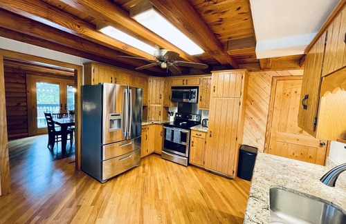 Lake Norman of Catawba Cabin | New Listing! Lakefront Cabin | Lake Norman | Sleeps 10 | Large Deck | Kayaks!