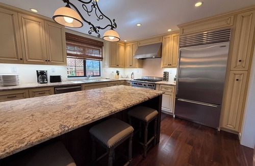 Yountville House | New Listing! Yountville home, 3 bedroom 3 bath house with office in town