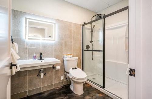 North Oakland Apartment | New Loft 5 min to PPG or Convention center Sleeps 4