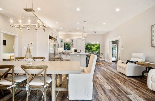 Kingsland House | NEW LOW FALL RATES - WATCH FOOTBALL ON THE DOCK - LUXURIOUS HOME on Lake LBJ -