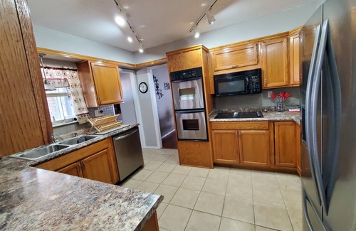 Kingston House | "NEW LOWER RATES" Spacious 4 Bd, 3 Ba ,Billard and Poker tables, Hot Tub & More!
