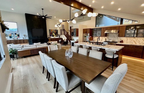 Vail House | NEW LUXE SKI HOME-NOV 2024! Amazing Views - 2 Primary Suites - Hot Tub - Ski Bus