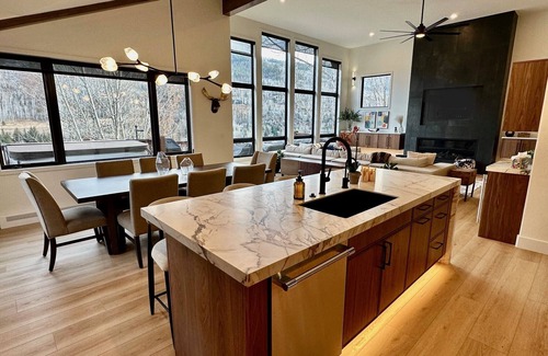 Vail House | NEW LUXE SKI HOME-NOV 2024! Amazing Views - 2 Primary Suites - Hot Tub - Ski Bus