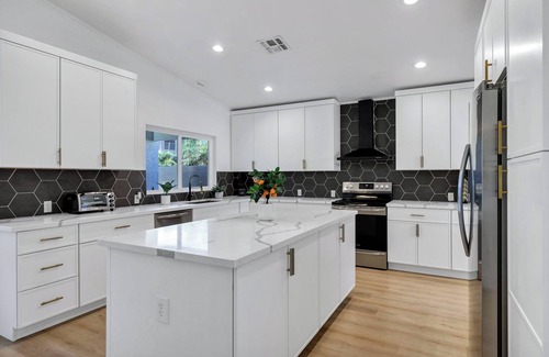 Peoria House | NEW! Luxe Vacation Getaway - heated pool and putting green