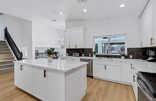 Peoria House | NEW! Luxe Vacation Getaway - heated pool and putting green